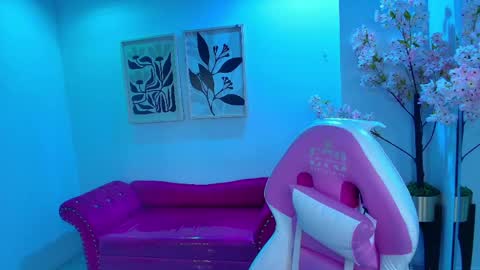 Snapshot of willow_cush chatting on May 2026 11:51:01 AM Willow online show from May 2026 11:51:01 AM