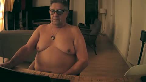 Snapshot of woodwurm chatting on October 2025 04:02:01 AM woodwurm and Snoeske online show from October 2025 04:02:01 AM