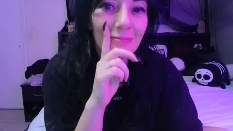 Snapshot of wrenleigh chatting on May 2026 05:26:02 AM Crystal Lake online show from May 2026 05:26:02 AM