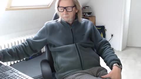 WyattEarp64 online show from November 2025 10:50:02 AM