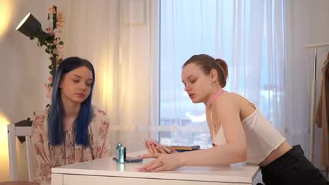 Snapshot of xiaobrunscheen chatting on November 2025 04:12:02 AM Luna and Lina online show from November 2025 04:12:02 AM