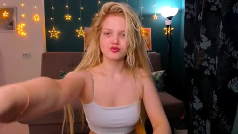 Snapshot of xloe_queen chatting on February 2025 01:53:02 PM Chloe online show from February 2025 01:53:02 PM