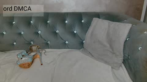 xqueencarox online show from April 2026 12:05:02 AM