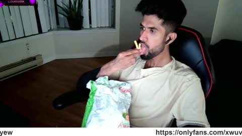 Snapshot of xwuvzyew chatting on January 2025 01:53:02 AM x online show from January 2025 01:53:02 AM