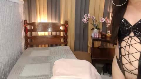 Snapshot of xxxmiss_cathyxxx chatting on December 2025 12:35:02 PM QUEENCY online show from December 2025 12:35:02 PM