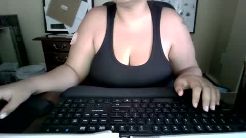 Snapshot of xxxmooui chatting on May 2026 10:49:02 PM Elle online show from May 2026 10:49:02 PM