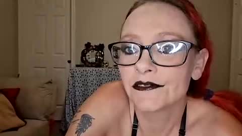 Snapshot of xxxqueenmandydickenz chatting on April 2026 01:11:01 AM XXXQueenMandyDickenz online show from April 2026 01:11:01 AM