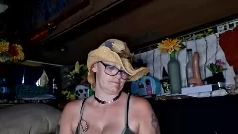Snapshot of xxxqueenmandydickenz chatting on May 2026 08:27:01 PM XXXQueenMandyDickenz online show from May 2026 08:27:01 PM
