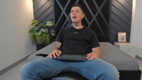 Snapshot of yeiko_romero_ chatting on December 2024 11:21:01 PM YEIKO ROMERO online show from December 2024 11:21:01 PM