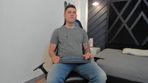 Snapshot of yeiko_romero_ chatting on January 2025 11:18:02 PM YEIKO ROMERO online show from January 2025 11:18:02 PM