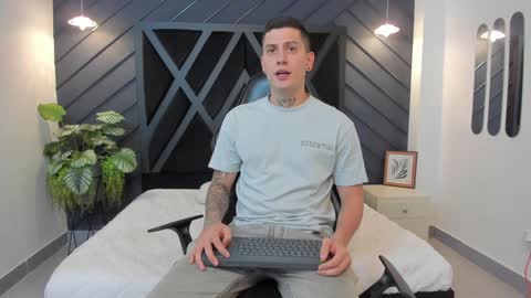 Snapshot of yeiko_romero_ chatting on January 2025 05:17:01 PM YEIKO ROMERO online show from January 2025 05:17:01 PM