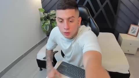 Snapshot of yeiko_romero_ chatting on February 2025 05:36:01 PM YEIKO ROMERO online show from February 2025 05:36:01 PM