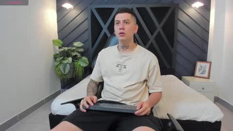 Snapshot of yeiko_romero_ chatting on February 2025 01:27:01 PM YEIKO ROMERO online show from February 2025 01:27:01 PM