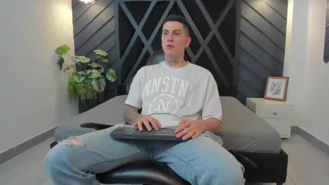 Snapshot of yeiko_romero_ chatting on February 2025 05:39:01 PM YEIKO ROMERO online show from February 2025 05:39:01 PM