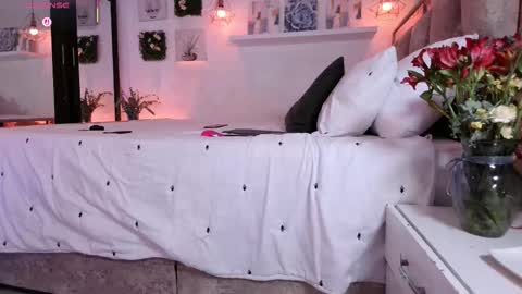 yellow_lily online show from September 2025 04:00:01 PM