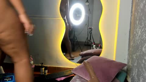 roxie reyes  online show from April 2026 11:48:02 AM