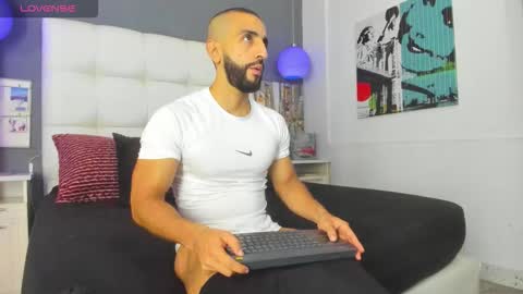 Yiyo online show from October 2025 08:29:01 PM