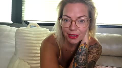 Yogiblondebangme online show from June 2026 12:53:01 PM