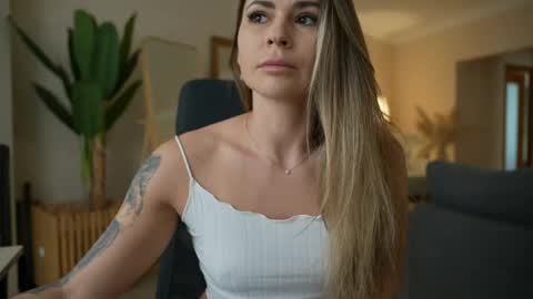 Snapshot of your_poison_girl chatting on April 2026 12:37:01 PM Helena online show from April 2026 12:37:01 PM