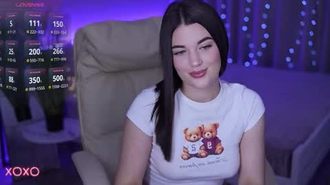 L O L A online show from October 2025 06:52:01 PM