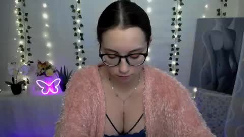 Snapshot of yours_piece_of_happiness_ chatting on February 2025 01:28:01 PM Happy online show from February 2025 01:28:01 PM