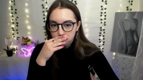 Snapshot of yours_piece_of_happiness_ chatting on March 2025 12:23:01 PM Happy online show from March 2025 12:23:01 PM