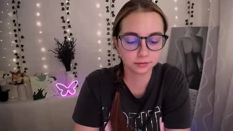 Snapshot of yours_piece_of_happiness_ chatting on September 2025 05:40:02 AM Happy online show from September 2025 05:40:02 AM