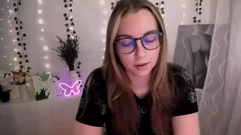 Snapshot of yours_piece_of_happiness_ chatting on September 2025 09:01:01 AM Happy online show from September 2025 09:01:01 AM