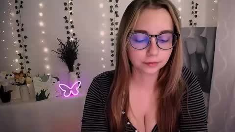 Snapshot of yours_piece_of_happiness_ chatting on September 2025 05:45:02 AM Happy online show from September 2025 05:45:02 AM