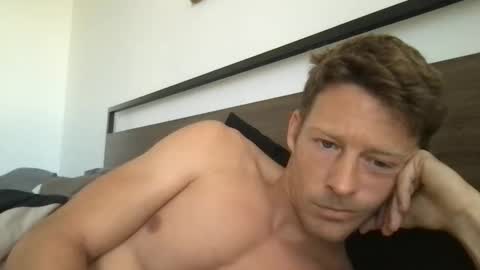 yoyoyo1221 online show from April 2026 11:00:01 PM