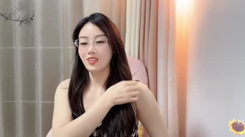 Snapshot of yuner0715 chatting on December 2024 02:11:01 PM YunEr online show from December 2024 02:11:01 PM