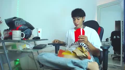 Snapshot of zacktk7 chatting on December 2024 09:33:01 PM zack online show from December 2024 09:33:01 PM