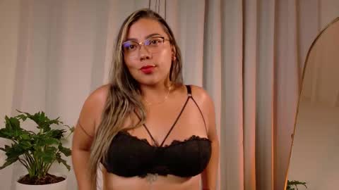 Snapshot of zara_nova chatting on December 2025 04:52:02 AM Zara Nova online show from December 2025 04:52:02 AM