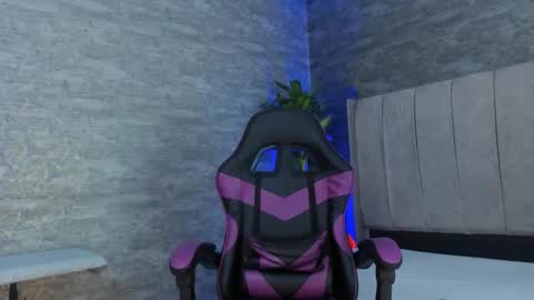 Snapshot of zayne_cross chatting on October 2025 05:43:02 AM Zayn Cross online show from October 2025 05:43:02 AM