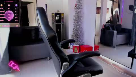 zhoestrong online show from December 2024 09:37:01 PM