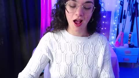 zoe_0111 online show from December 2024 04:36:01 PM