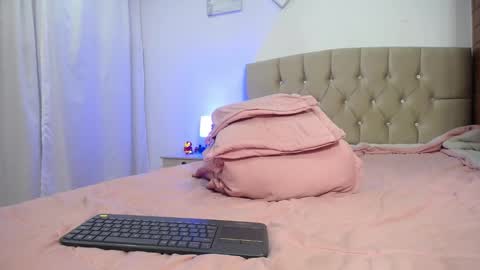 Snapshot of zoe_alanaa chatting on February 2025 02:06:02 AM ZOEE online show from February 2025 02:06:02 AM