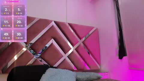 zoe_evaanss_ online show from June 2026 07:03:02 PM