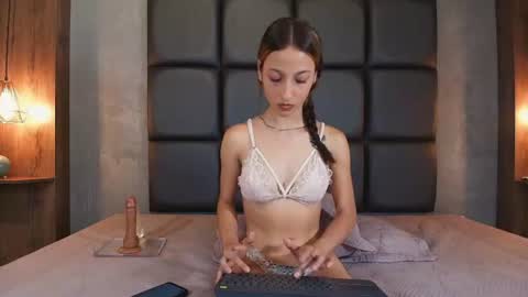  ZOE  GILLSc online show from July 2026 06:54:01 PM