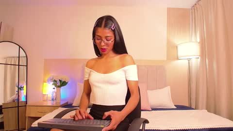 Mia online show from October 2025 12:00:02 AM