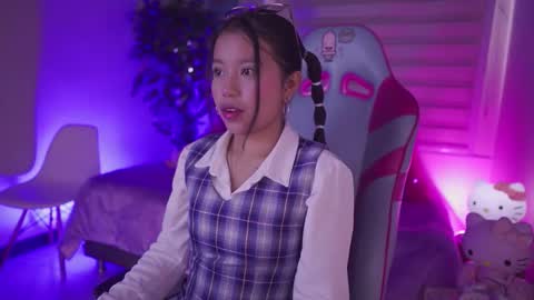 Snapshot of zoe_skyler chatting on November 2025 04:18:02 PM Zoe online show from November 2025 04:18:02 PM