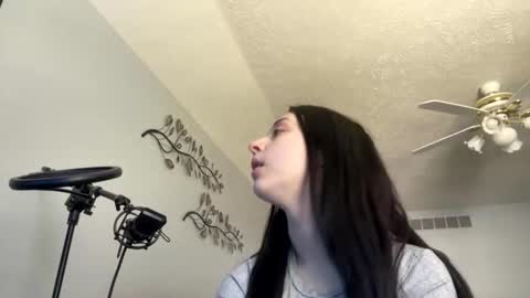 zoeapolo online show from April 2026 07:33:02 PM