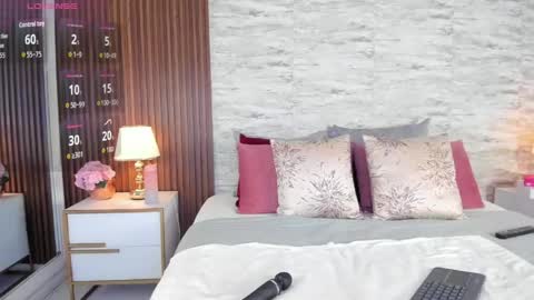 zoehiltonx online show from May 2026 02:00:01 PM