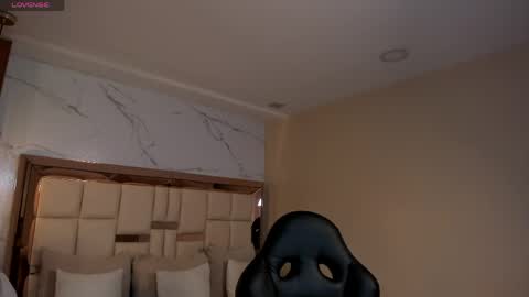 Snapshot of zoes_mile chatting on May 2026 12:10:01 PM Zoes online show from May 2026 12:10:01 PM