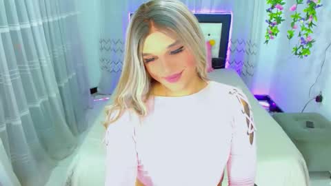 zoeschmmit online show from May 2026 01:00:01 AM