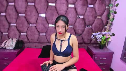 zoesmiitt online show from May 2026 12:24:02 PM