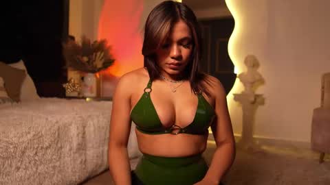 zoevidal_ online show from October 2025 12:25:01 PM