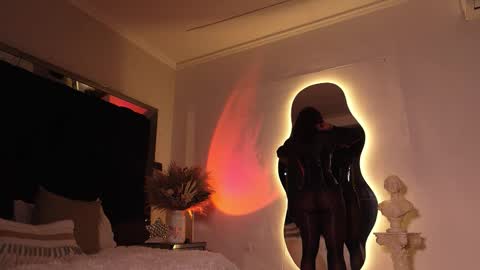 zoevidal_ online show from October 2025 12:11:01 PM