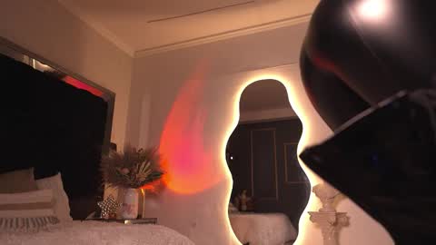 zoevidal_ online show from October 2025 12:53:02 PM