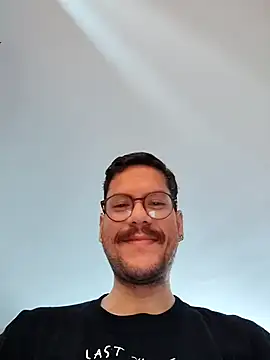 Snapshot of AndyHepburn chatting on November 2025 04:40:01 PM AndyHepburn online show from November 2025 04:40:01 PM